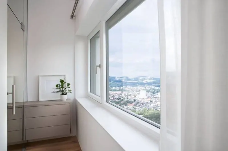 Helle Innenfensterbank im Wohnraum